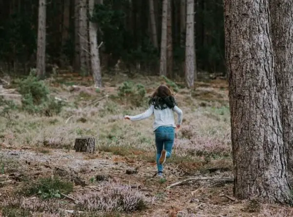 Kind rennt im Wald