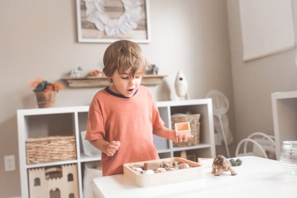 Kind spielt mit Montessori Spielzeug