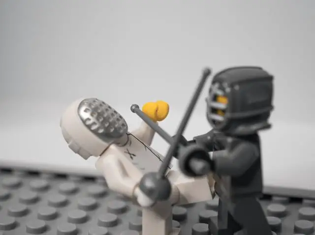 Legofiguren in Kampfposition