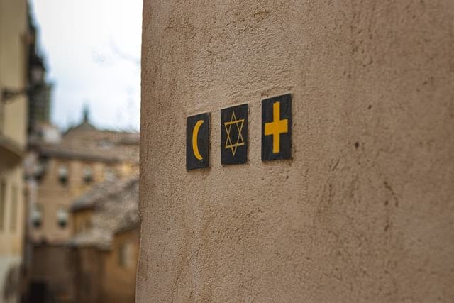 Verschiedene Symbole unterschiedlicher Religionen