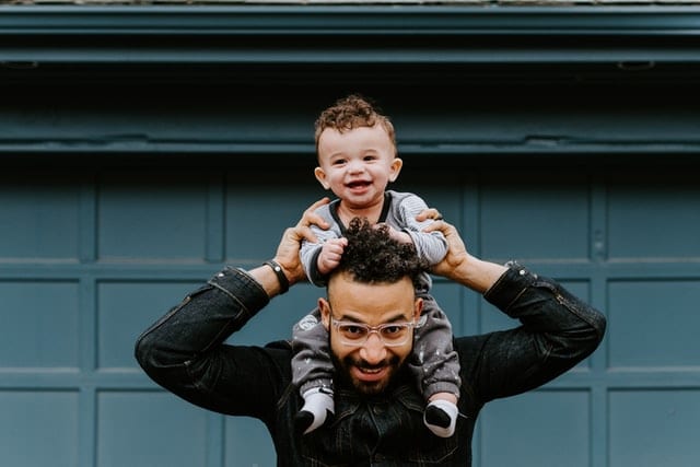 Vater mit Sohn auf der Schulter