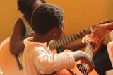 Kinder spielen Gitarre