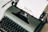 Blatt mit Aufschrift "Review" in der Schreibmaschine