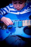 Kind spielt Gitarre