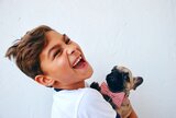 Kind mit Hund im Arm 