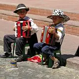 Zwei Kinder musizieren zusammen 