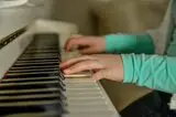 Hände auf der Tastatur eines Klaviers