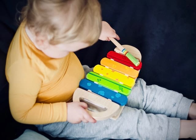 Kind mit Musikinstrument in der Hand