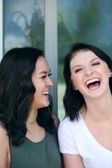 Zwei Frauen lachen gemeinsam 