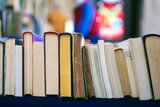 Bücher nebeneinander mit dem Buchrücken nach oben 