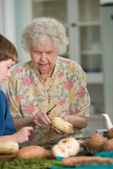 Frau und Kind schälen Kartoffeln 