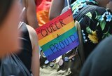 Regenboggen-Flagge mit Aufschrift "Queer and Proud"