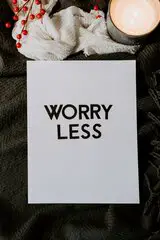 Schrift "Worry less"