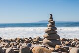 Turm aus Steinen auf dem Strand am Meer