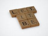 "Let it be" aus Holz-Steinen gelegt