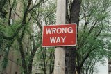 Weiße Schrift "Wrong Way" auf rotem Schild 