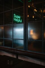 "Super helpful" Aufschrift in greller, grüner Farbe