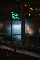 "Super helpful" Aufschrift in greller, grüner Farbe