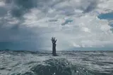 Hand zeigt aus dem Wasser raus