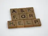 "Ask for help" aus Holzsteinen gelegt