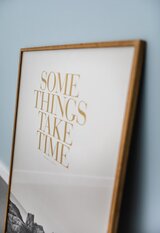 Bild im Bilderrahmen mit Aufschrift "Some things take time"
