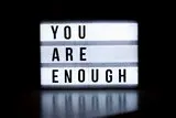 Aufschrift "You are enough" auf einer Leuchttafel