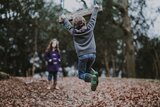 Zwei Kinder spielen draußen