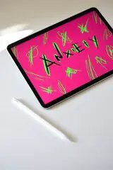 Aufschrift "Anxiety" auf rosa Hintergrund