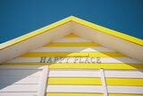 Gelb weiß gestrichenes Haus mit Aufschrift "Happy Place"