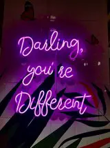 Neonschrift in Lila "Darling you´re different"