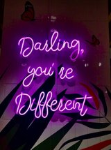 Neonschrift in Lila "Darling you´re different"