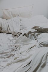 Bett mit Kopfkissen und Bettdecke