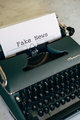 Blatt in Schreibmaschine mit Aufschrift "Fake News"