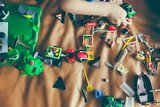 Viele kleine Spielsachen auf dem Boden