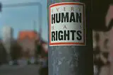 Aufkleber an Pfahl mit Aufschrift "Every Human has rights"