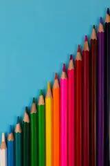 Stifte in verschiedener Farbe und Länge aneinandergereiht 