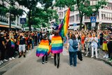 Viele Menschen mit Regenbogenflaggen 