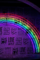 Regenbogen an Wand mit vielen Aufschriften über die Liebe 