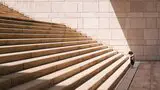 Kind vor einer großen Treppe mit vielen Stufen