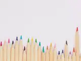 Verschieden hohe Stifte in unterschiedlicher Farbe