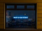 Neonblaue Schrift "What´s your story?"