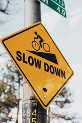 Schild mit Aufschrift "Slow down"